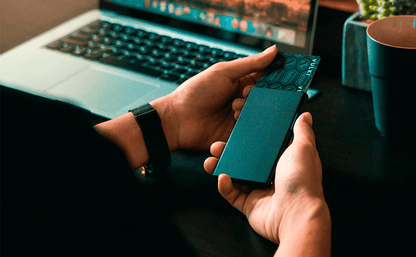 Porta-cartões com acesso rápido e bloqueio RFID
