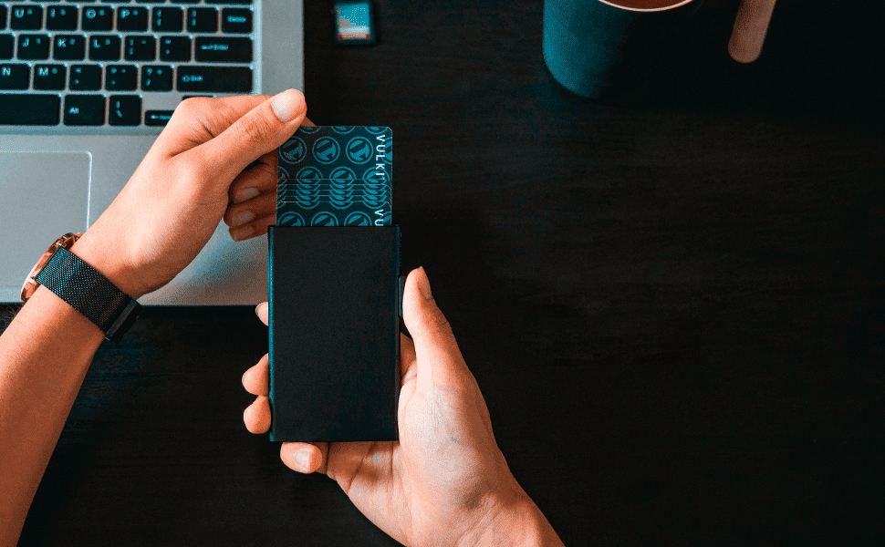 Porta-cartões com acesso rápido e bloqueio RFID