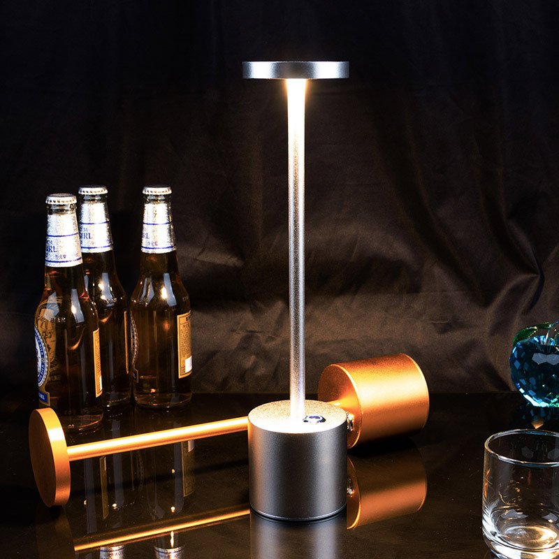 Anspruchsvolle „Pole“-Lampe mit USB 2-Aufladung