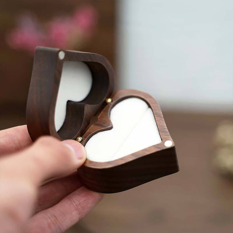 Caixinha porta-anel de madeira com formato em coração
