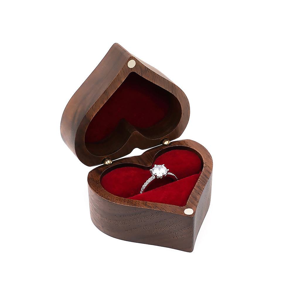 Caixinha porta-anel de madeira com formato em coração